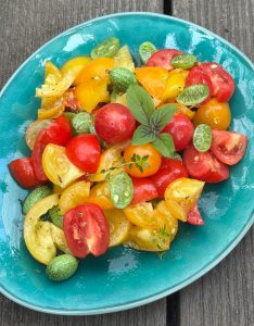 Frischer Salat mit Cucamelon.