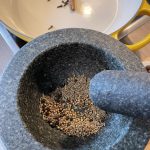 Indische Gewürze mörsern