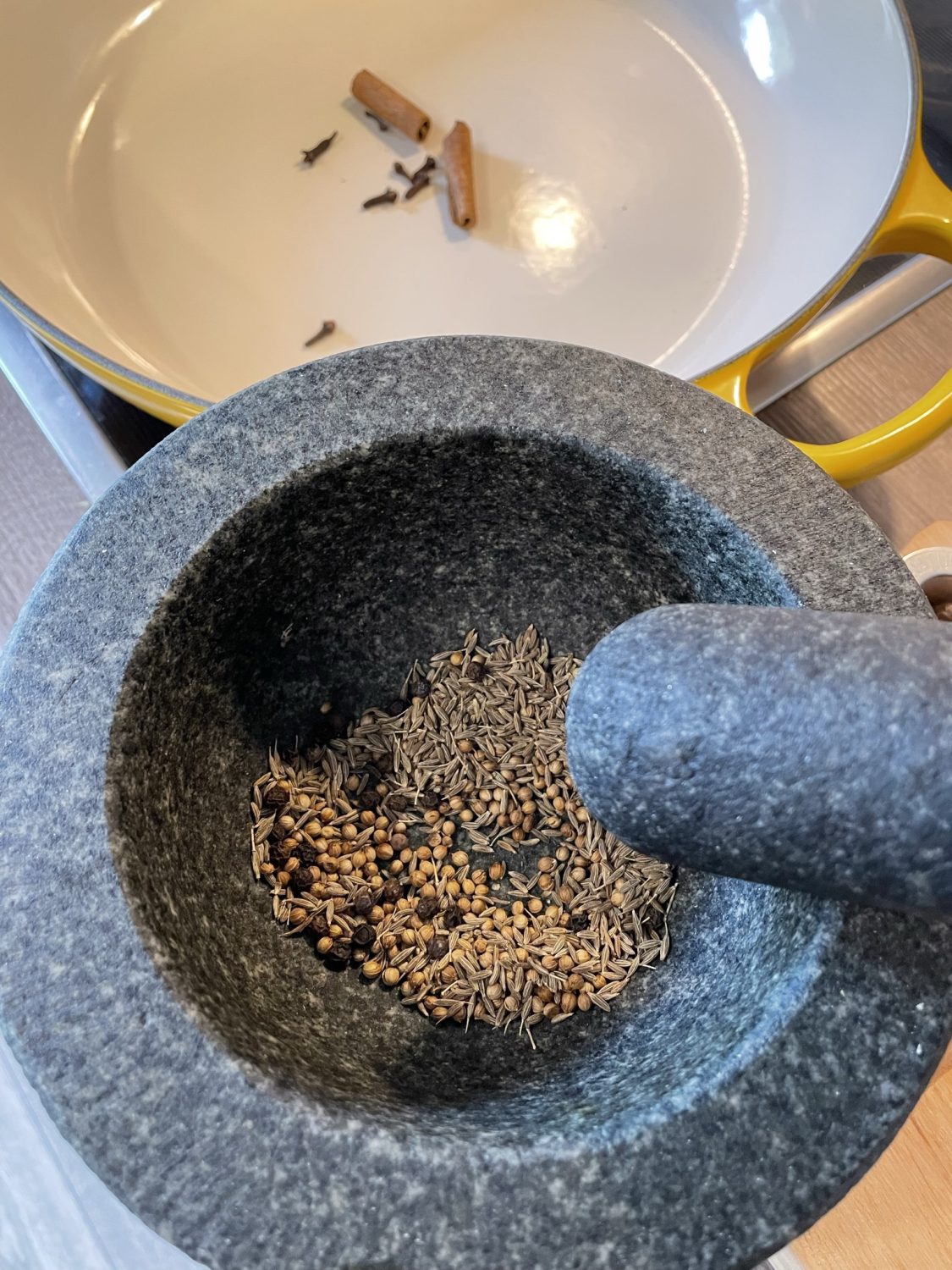 Indische Gewürze mörsern