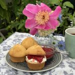 Farmermuffins mit Erdbeermarmelade und Clotted Cream.