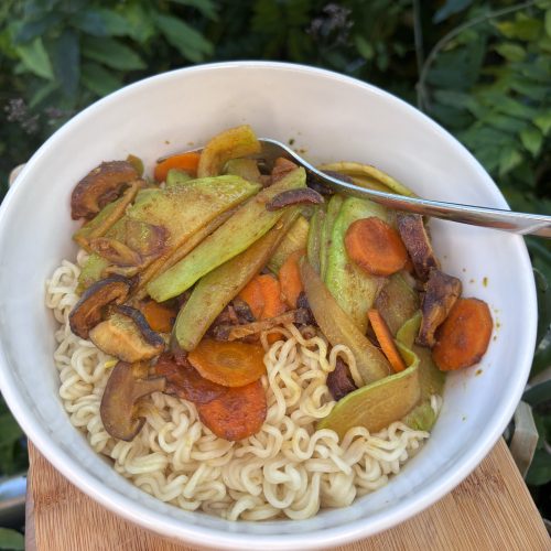 Chayote Gemüse mit Instant Nudel Suppe.
