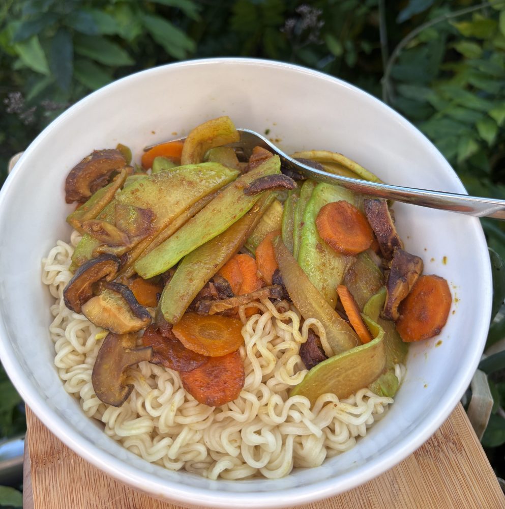 Chayote Gemüse mit Instant Nudel Suppe.