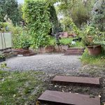 Die Sandstein Stufen sind gesetzt am Sitzplatz.