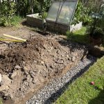 Drainage Schicht für das Cortenstahl Beet als Hangsicherung