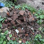 Bauschutt aus einer Schubkarre Erde.