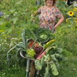 Frau mit Schubkarren voll Gemüse; Bildrechte bei Meine Ernte GmbH