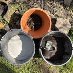 Sand, Kompost und Drainage Schicht im Pflanztopf für den Meerkohl