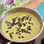 Spitzwegerich Knospen bringen Pilz Geschmack in die Kräuter Kartoffelsuppe