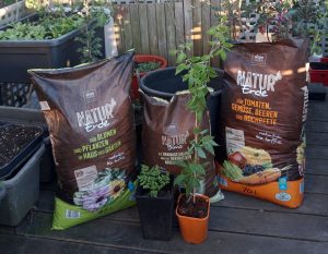Die Zutaten für ein Permakultur Pflanzkübel mit Bio Substrat von Patzer.