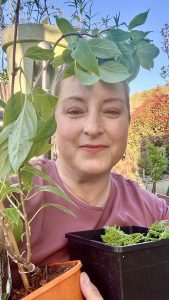 Ursula Schörverth im Balkon Gemüse Garten