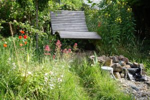 Lieblingsplatz Relaxliege im Garten über dem Bachlauf