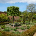 Ornamental Bereich im Mai, Walled Garden Holkam Hall.