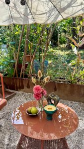 Gartentisch am Sitzplatz Gartenparadies